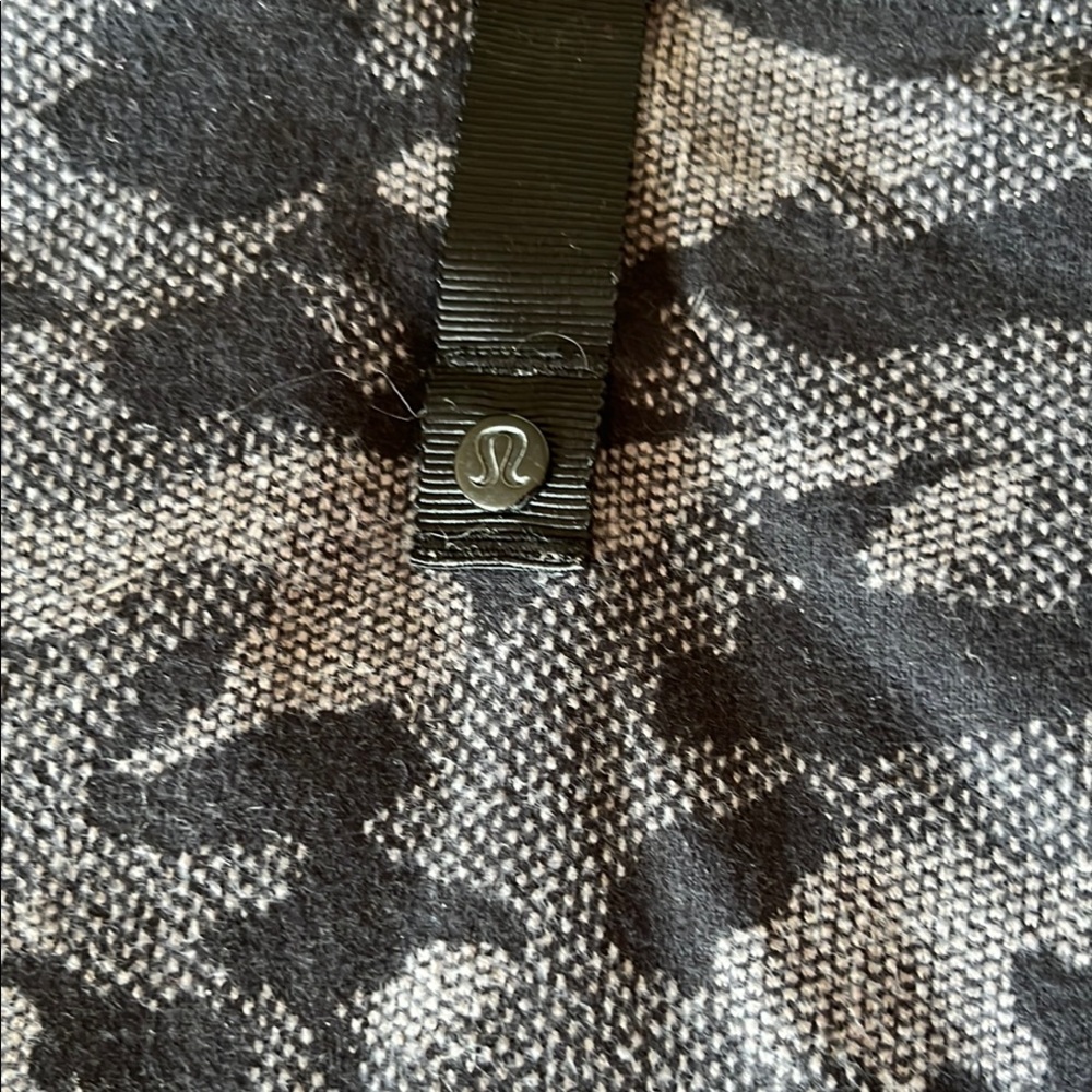 Lululemon Athletica Black and Gray Scarf